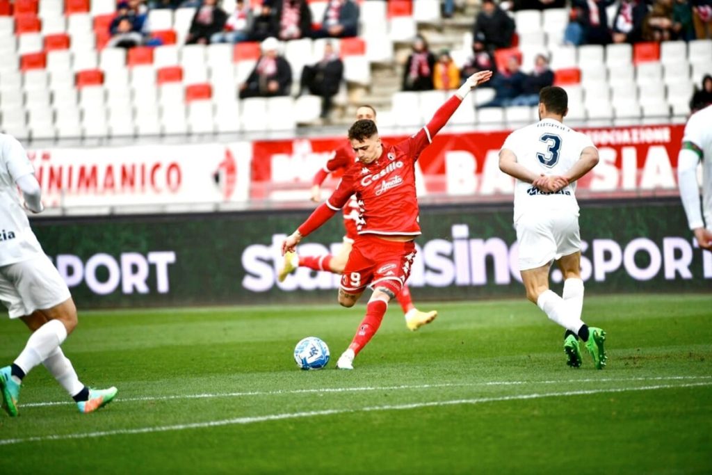 nhan-dinh-soi-keo-cosenza-vs-bari-luc-20h00-ngay-1-5-2025
