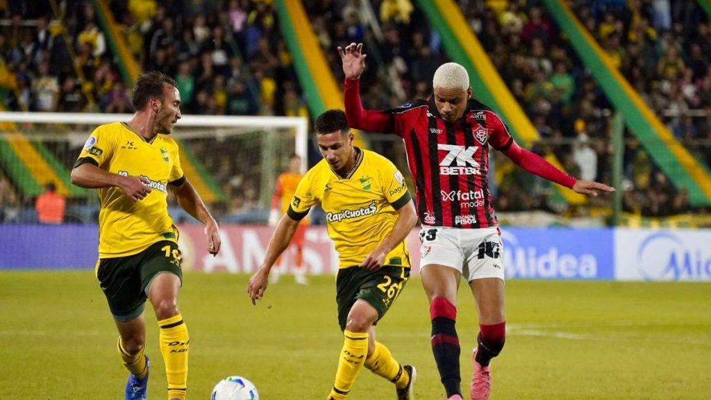Nhận định soi kèo Vitoria vs Defensa Justicia lúc 05h00 ngày 7/5/2025 nhan-dinh-soi-keo-vitoria-vs-defensa-justicia-luc-05h00-ngay-7-5-2025-1