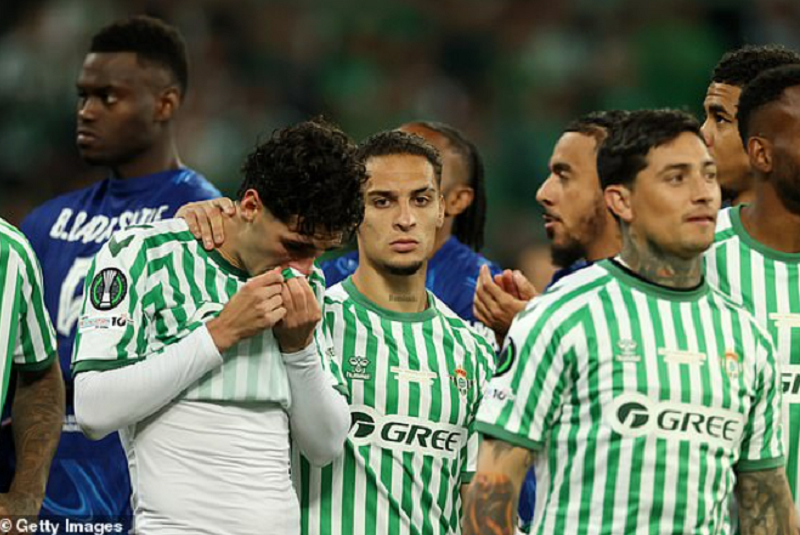 hlv-pellegrini-chi-ra-diem-yeu-chi-mang-khien-betis-guc-nga-truoc-chelsea