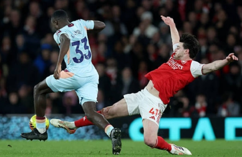 arsenal-ha-brentford-2-0-nhung-nom-nop-lo-au-vi-chan-thuong-cua-declan-rice